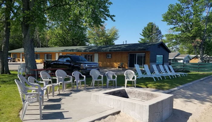 Reflections on the Lake (Gas Lite Manor) - From Web Listing (newer photo)